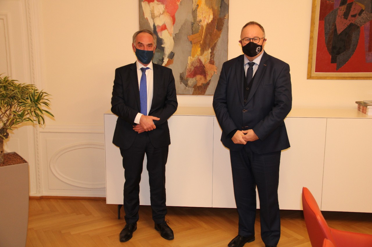 (de g. à dr.) S.E.M. Cornelis Jan Bansema, ambassadeur du royaume des Pays-Bas ; Romain Schneider, ministre de l'Agriculture, de la Viticulture et du Développement rural