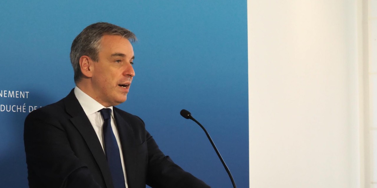 Claude Meisch adresse les journalistes et la public pendant la conférence de presse, qui a aussi été transmise en livestream.