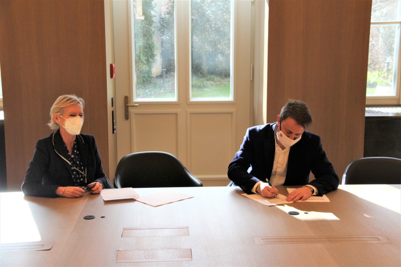 (de g. à  dr.) Josée Kirps, Directrice des Archives nationales; Xavier Bettel, Premier ministre