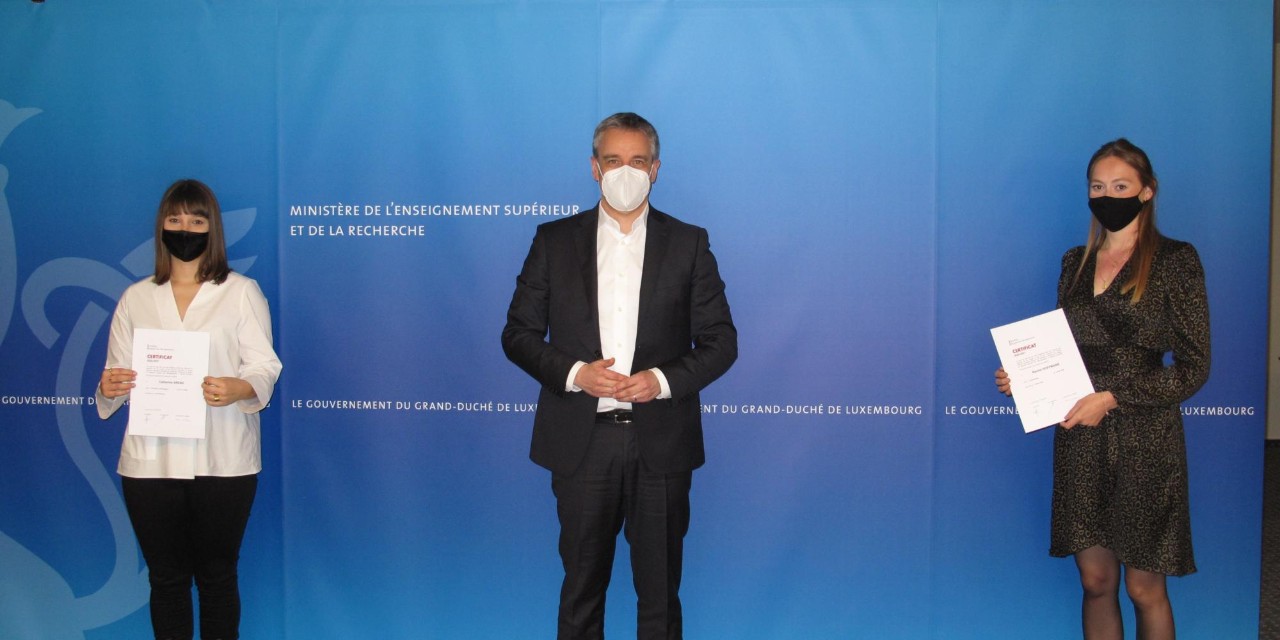 (de g. à dr.) Catherine Arend, étudiante en architecture au niveau master ; Claude Meisch, ministre de l’Enseignement supérieur et de la Recherche ; Rachel Hoffmann, étudiante en design au niveau master