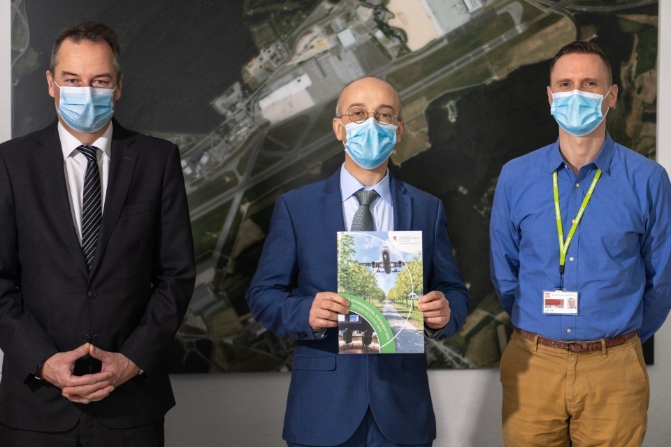 (de g. à dr.) Thierry Hirtz, chef du département certification de l’ANA ; Claudio Clori, directeur de l’ANA ; Yves Becker, responsable environnement de l’ANA