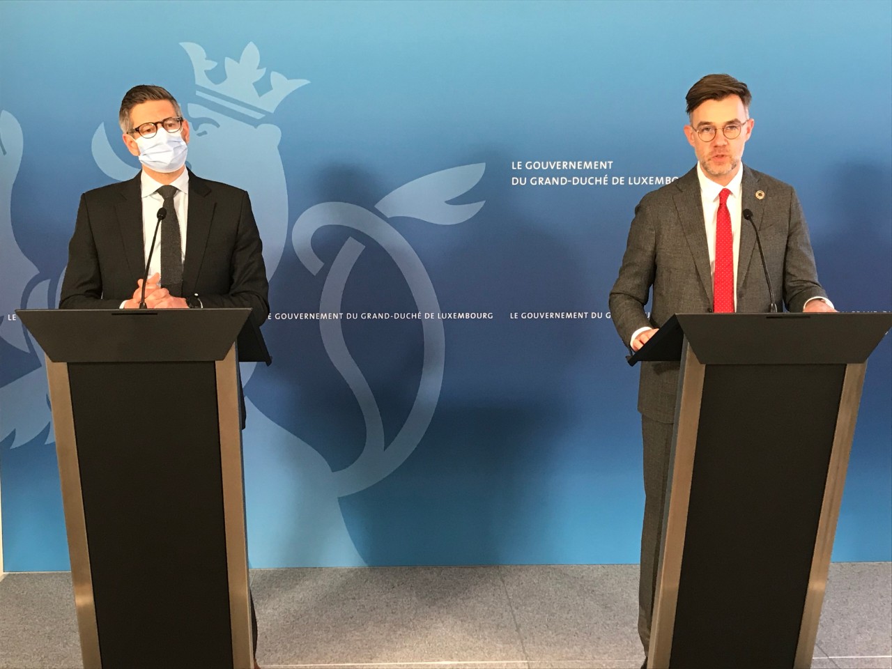 (de g. à dr.) Claude Fellens, médiateur de la consommation ; Franz Fayot, ministre de l’Économie