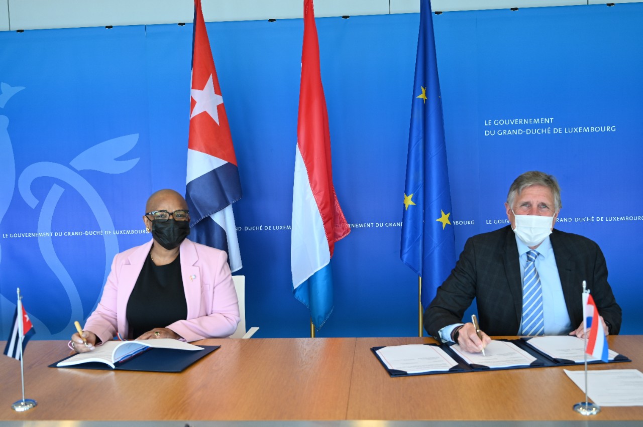 (de g. à dr.) Norma Goicochea Estenoz, ambassadrice de la république de Cuba; François Bausch, ministre de la Mobilité et des Travaux publics