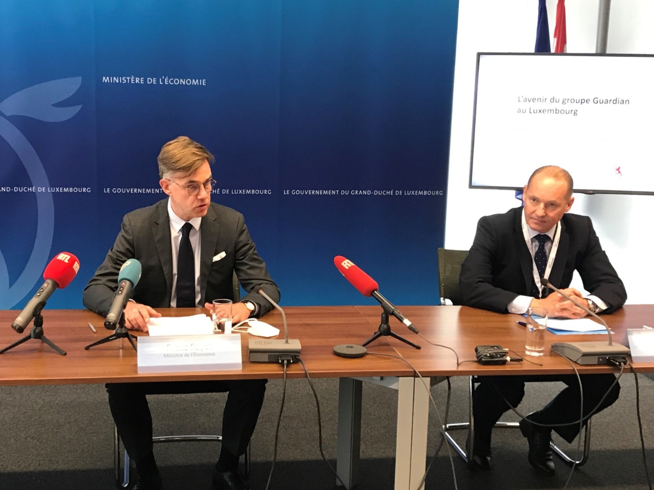(de g. à dr.) Franz Fayot, ministre de l'Économie; Guus Boekhoudt, vice-président exécutif de Guardian Glass et directeur général de Guardian Europe