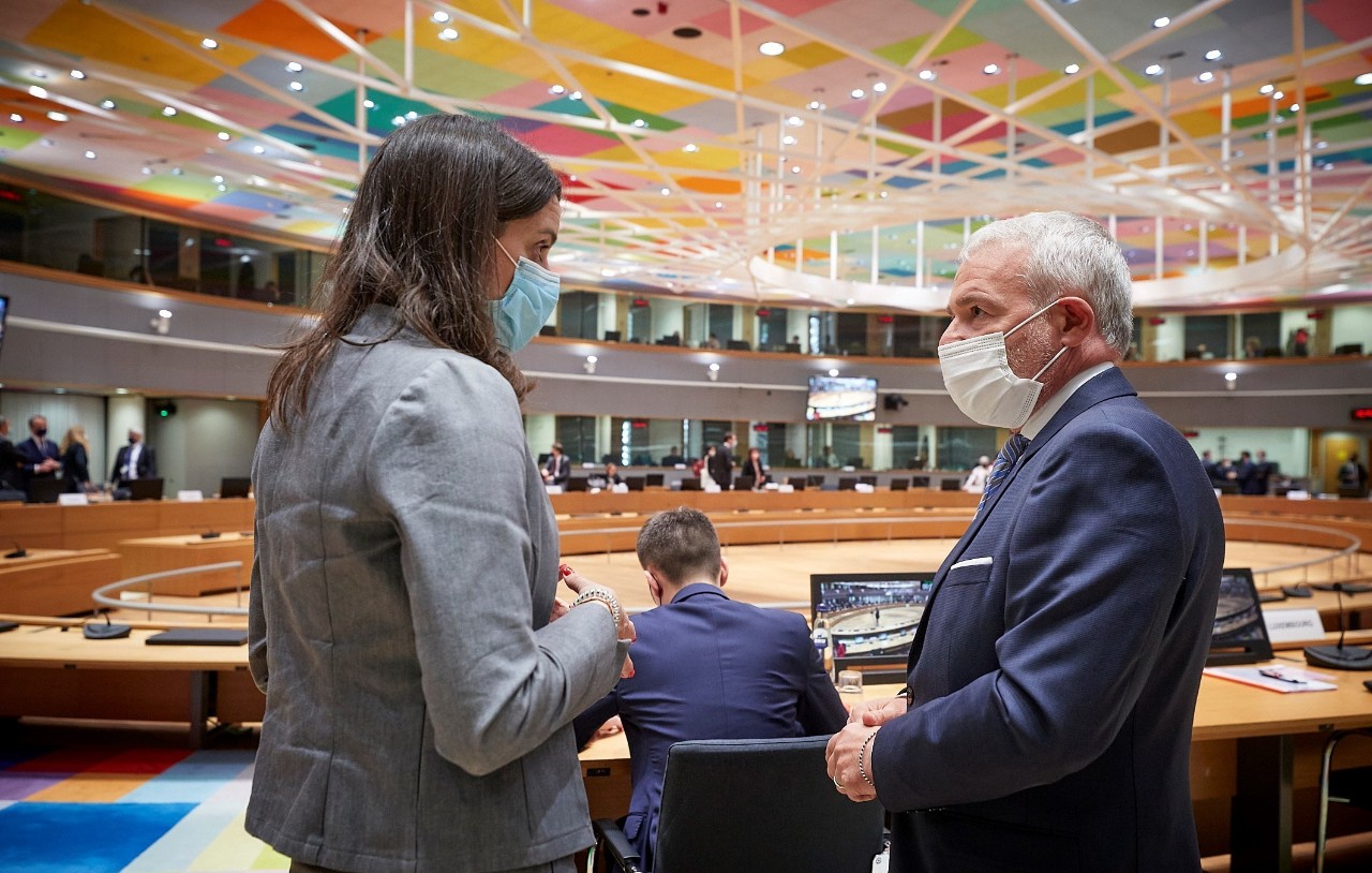 (de g. à dr.) Dr. Simona Kustec, ministre de l'Éducation, de la Science et du Sport de Slovénie ; Dan Kersch, ministre des Sports