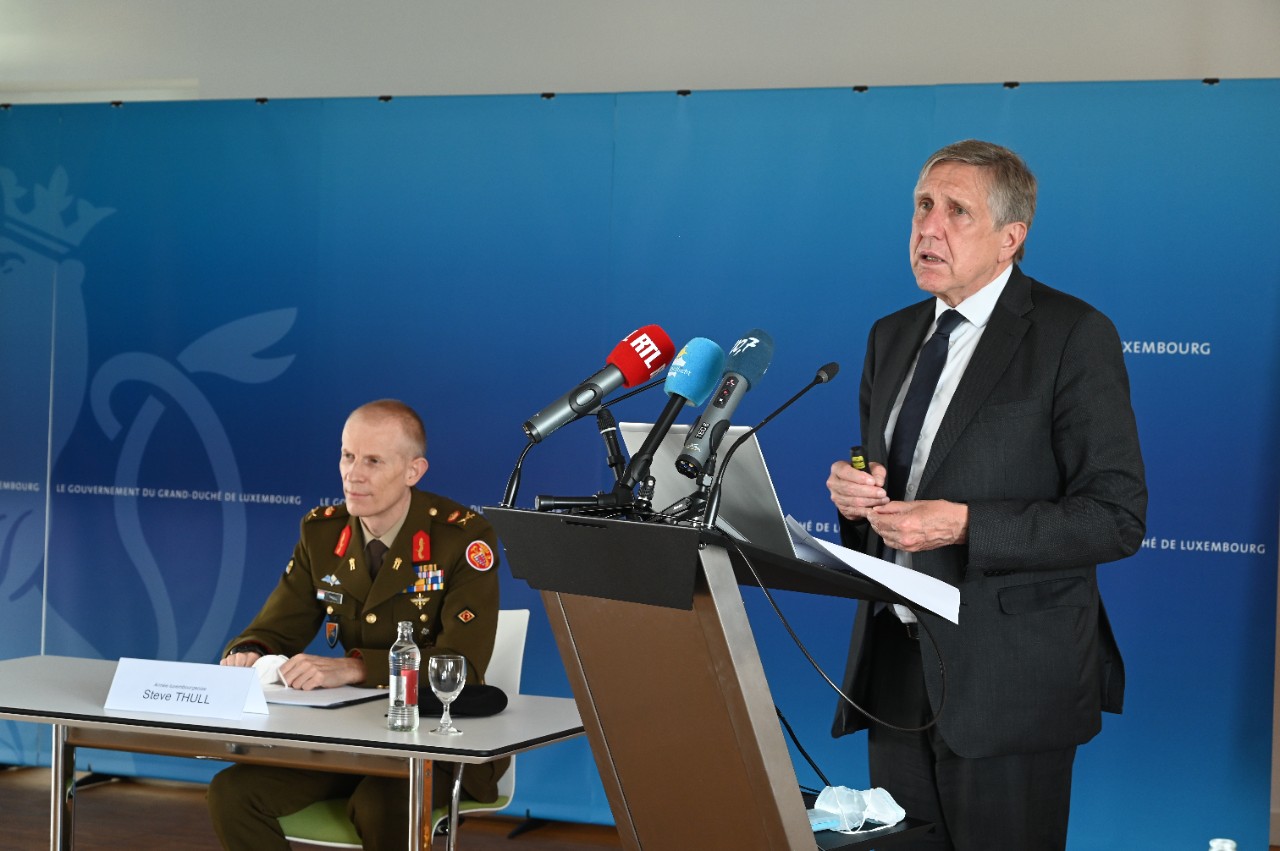 (de g. à dr.) général Steve Thull, chef d’état-major de l’armée ; François Bausch, Vice-Premier ministre, ministre de la Défense
