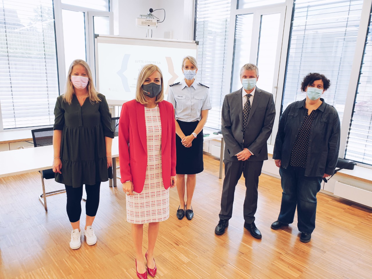 (de g. à dr.) Laurence Bouquet, Riicht Eraus ; Taina Bofferding, ministre de l’Égalité entre les femmes et les hommes ; Kristin Schmit, police grand-ducale ; Ernest Nilles, parquet auprès du tribunal d’arrondissement de Diekirch ; Olga Strasser, Service d’assistance aux victimes de la violence domestique