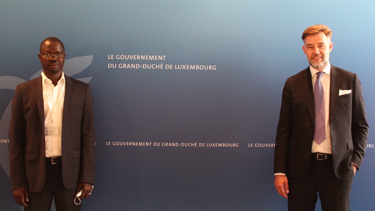 (de g. à dr.) Daouda Diouf, directeur exécutif Enda-Santé ; Franz Fayot, ministre de la Coopération et de l'Action humanitaire