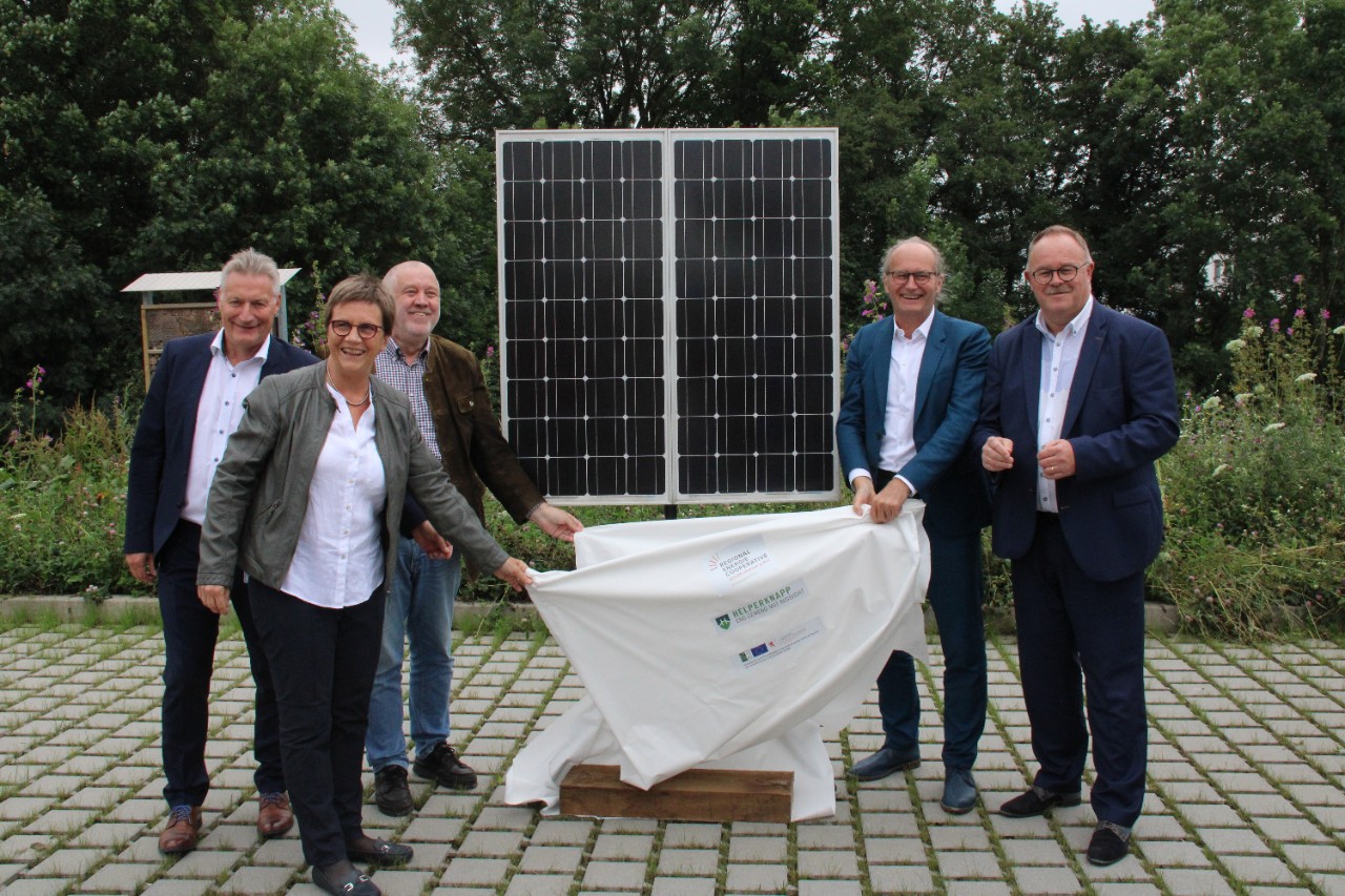 (de g. à dr.) M. J. Vosman (Gemeng Helperknapp), Mme C. Eicher (Presidentin LEADER Lëtzebuerg West), E Buchette (President Cooperative), Claude Turmes (Minister fir Energie a Landesplanung), Romain Schneider (Minister fir Landwirtschaft, Wäibau & ländlech Entwécklung)