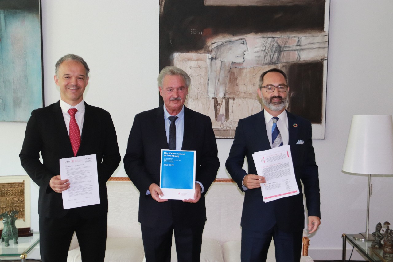 (de g. à dr.) Michel Reckinger, président de l’Union des entreprises luxembourgeoises ; Jean Asselborn, ministre des Affaires étrangères et européennes ; Norman Fisch, secrétaire général de l’Institut national pour le développement durable et la responsabilité sociale des entreprises
