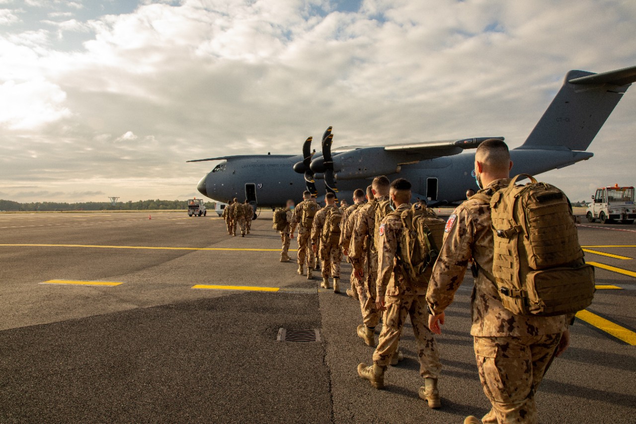 File de soldats avant leur embarquement à bord de l'A400M.