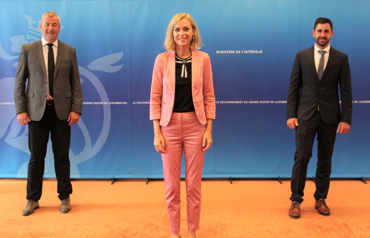 (de g. à dr.) Arnold Jakobs, échevin de la commune de Boulaide; Taina Bofferding, ministre de l'Intérieur ; Jeff Gangler, bourgmestre de la commune de Boulaide