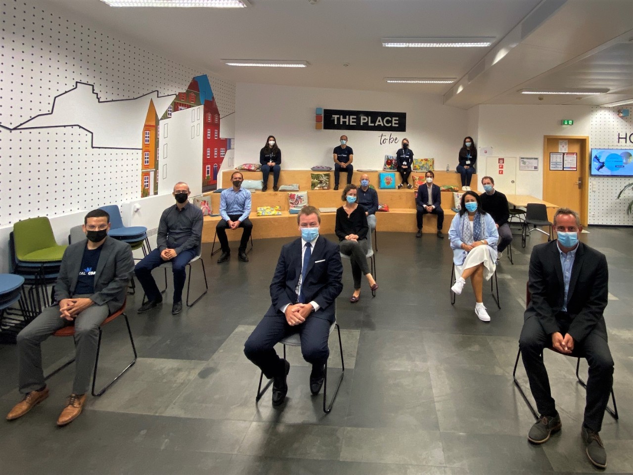 (1re rangée, de g. à dr.) n.c. ; Marc Hansen, ministre de la Fonction publique, Philippe Diederich, chargé de direction de l’INAP
