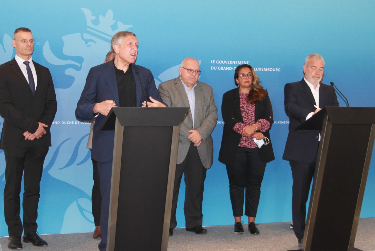 (de g. à dr.) Gilles Feith, directeur général de Luxair SA ; François Bausch, Vice-Premier ministre, ministre de la Mobilité et Travaux publics ; Patrick Dury, président national du LCGB ; Nora Back, présidente nationale de l'OGB-L ; Dan Kersch, Vice-Premier ministre, ministre du Travail, de l'Emploi et de l'Économie sociale et solidaire