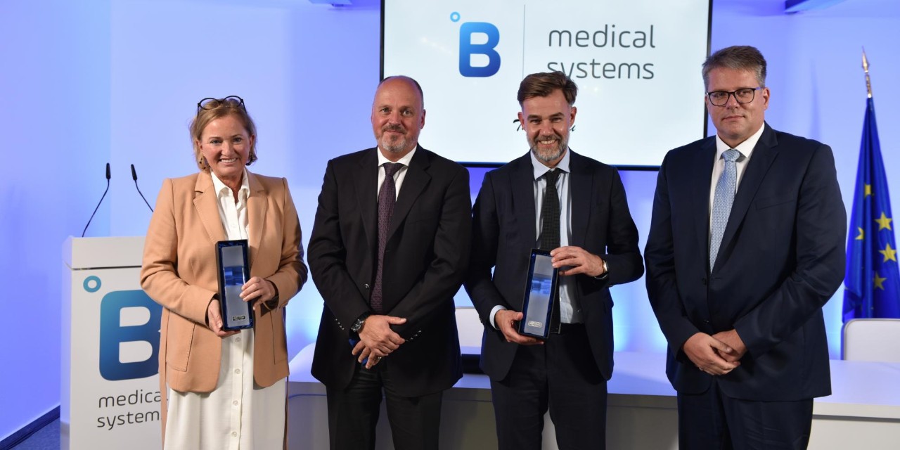 (de g. à dr.) Paulette Lenert, ministre de la Santé; Luc Provost, CEO de B Medical Systems; Franz Fayot, ministre de l'Économie; Romain Wester, bourgmestre de la commune Parc Hosingen