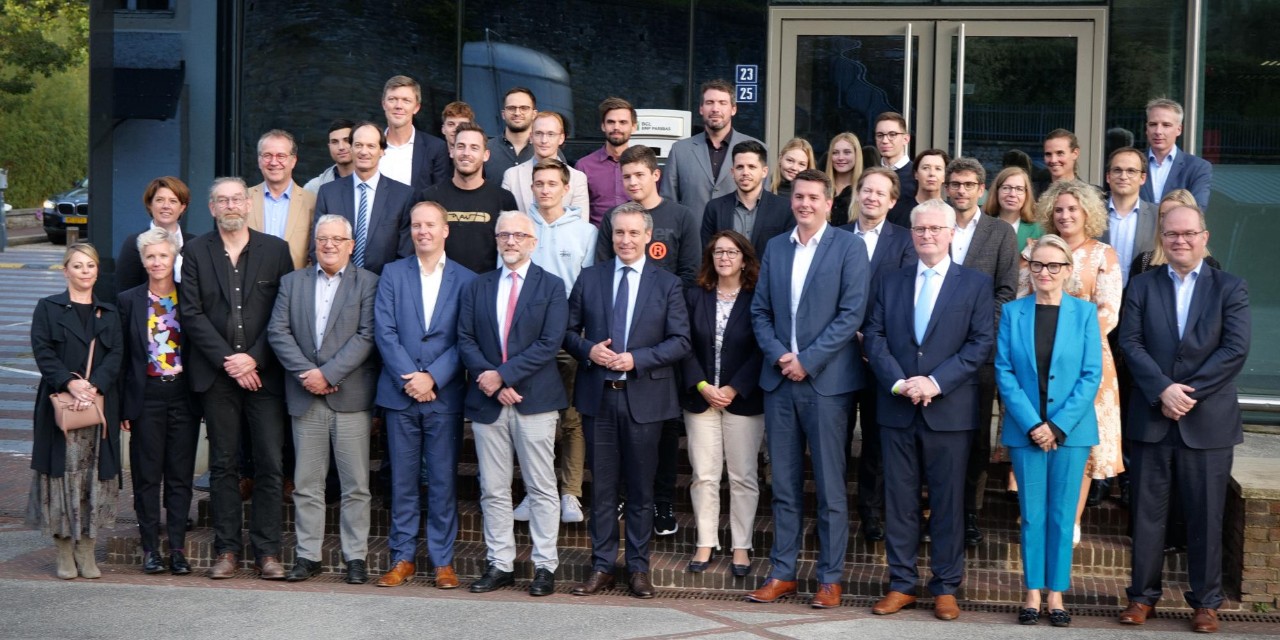 Le ministre de l'Éducation nationale, l'Enfance et la Jeunesse, Claude Meisch, et le ministre des Classes moyennes, Lex Delles, entourés de quelques participants au Sustainable Entrepreneurial School Day