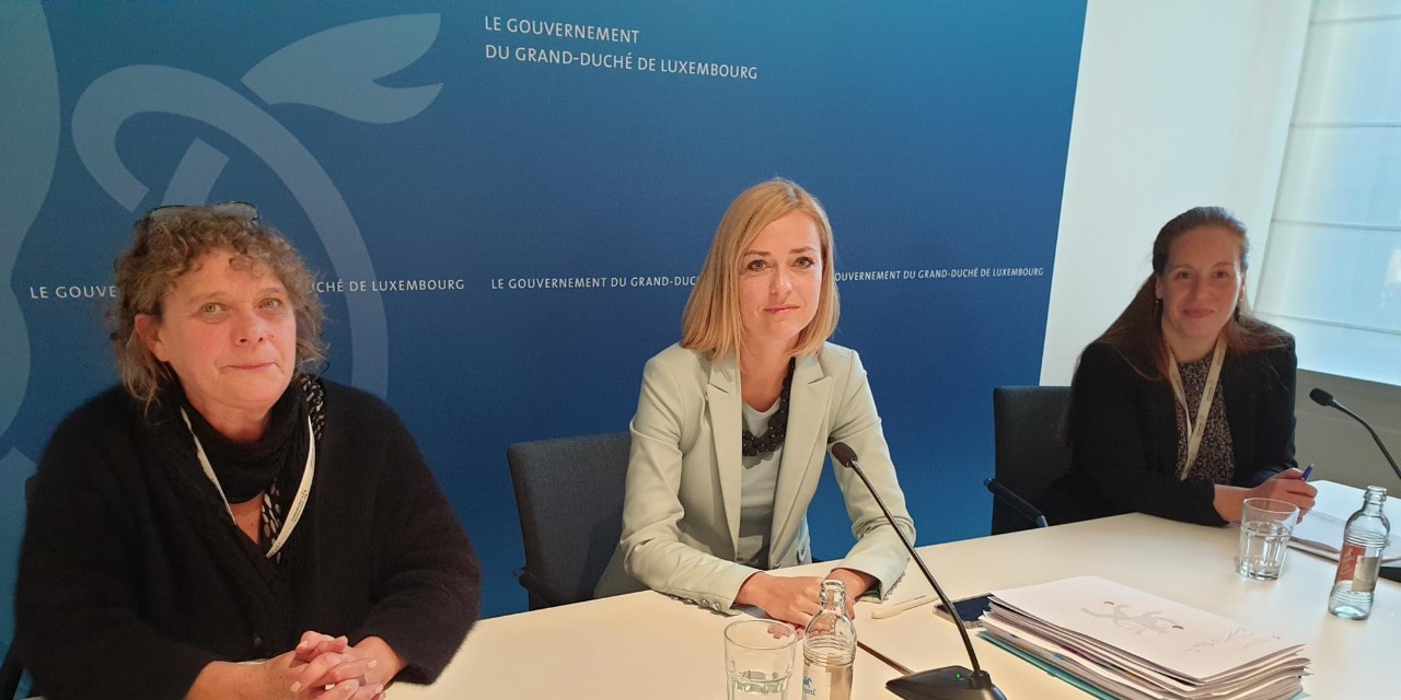 (de g. à dr.) Anik Raskin, chargée de direction du Conseil national des femmes du Luxembourg; Taina Bofferding, ministre de l'Égalité entre les femmes et les hommes; Anissa Amjahad, docteure en sciences politiques et sociales