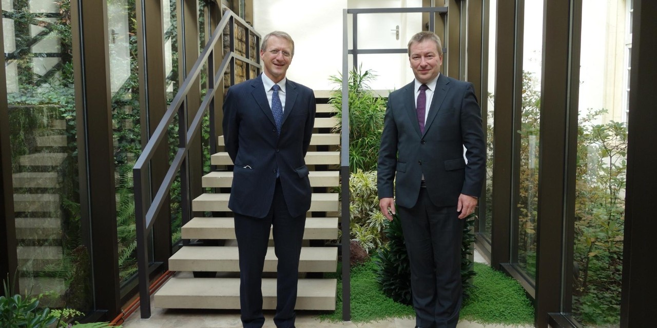 (de g. à dr.) S.E.M. Thomas Lambert, ambassadeur de Belgique au Luxembourg ; Marc Hansen, ministre de la Fonction publique
