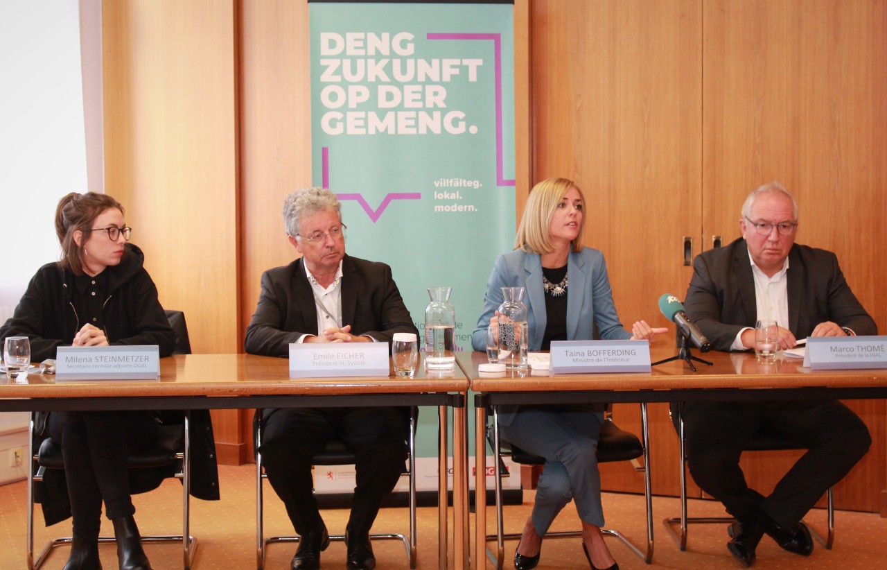 (de g. à dr.) Milena Steinmetzer, OGBL ; Emile Eicher, président du Syvicol ; Taina Bofferding, ministre de l'Intérieur ; Marco Thomé, président de la Fédération générale de la fonction communale (FGFC)