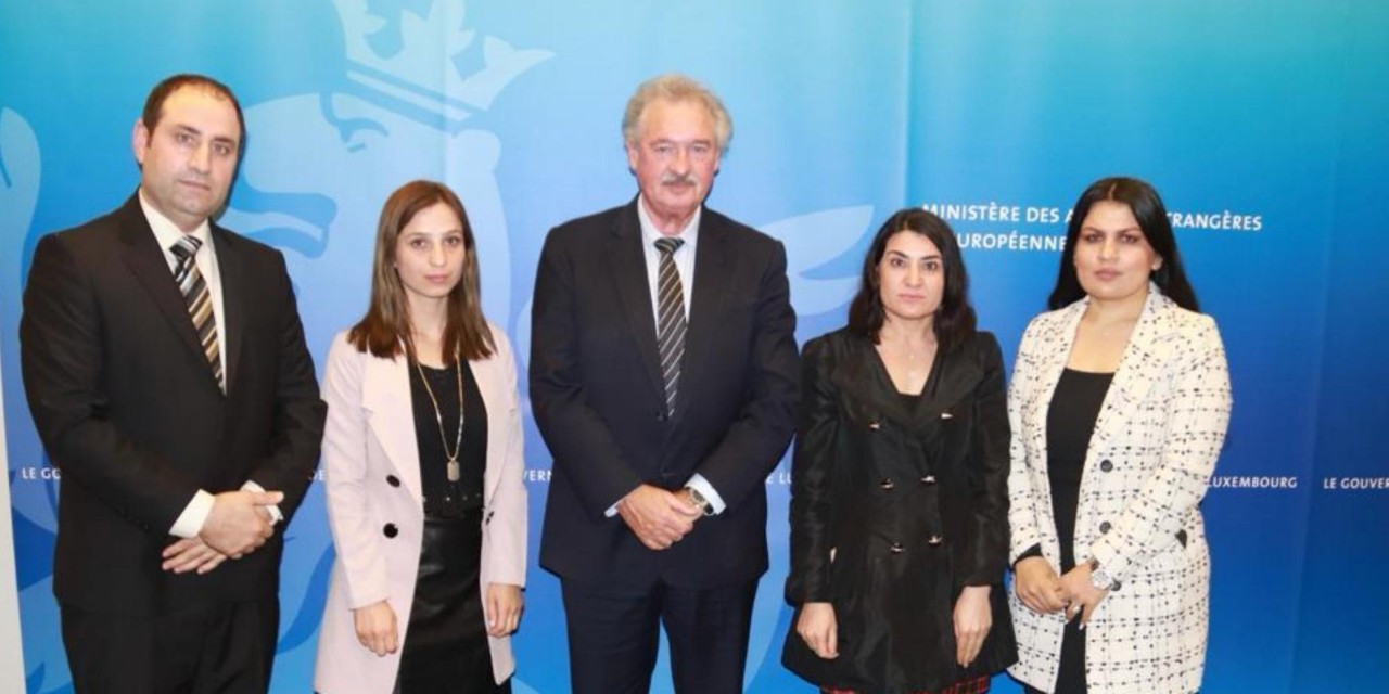 Jean Asselborn et Haider Elias, Président de l'ONG Yazda avec des survivantes de la communauté yézidie en Irak 