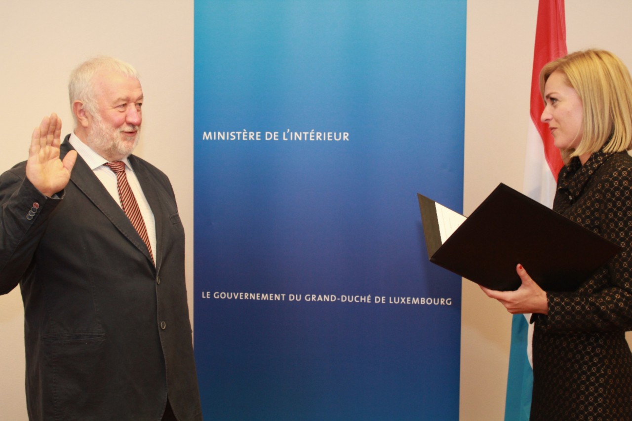 (de g. à dr.) Romain Braquet, nouvel échevin de la commune de Clervaux ; Taina Bofferding, ministre de l'Intérieur