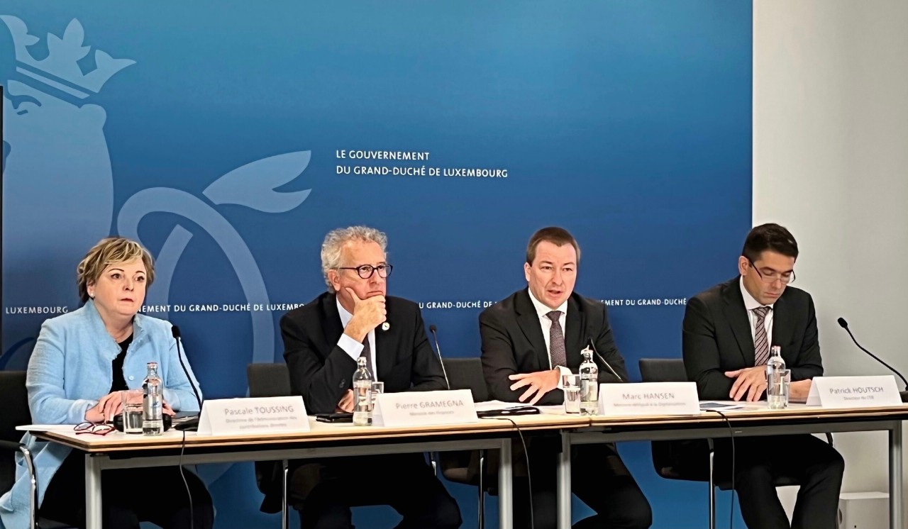 (de g. à  dr.) Pascale Toussing, directrice de l'Administration des contributions directes ; Pierre Gramegna, ministre des Finances ; Marc Hansen, ministre délégué à la Digitalisation ; Patrick Houtsch, directeur du Centre des technologies de l'information de l'État