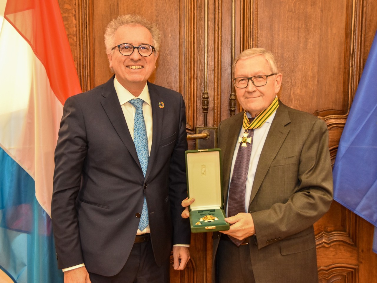 (de g. à dr.) Pierre Gramegna, ministre des Finances; Klaus Regling, directeur général du Mécanisme européen de stabilité