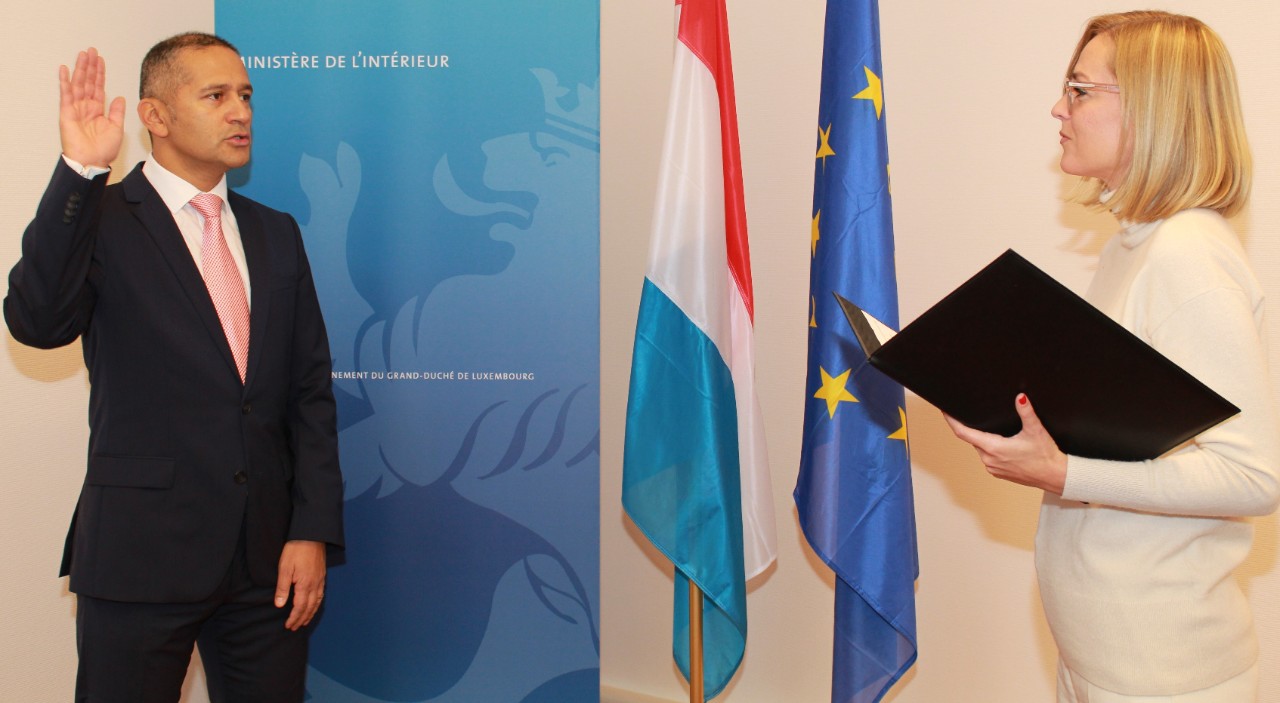 (de g. à dr.) Raphaël Schmitz, nouvel échevin de la commune de Junglinster; Taina Bofferding, ministre de l'Intérieur