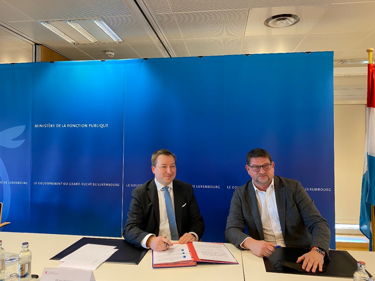 (de g. à dr.) Marc Hansen, ministre de la Fonction publique; Gilbert Goergen, Vice-président fédéral de la Confédération générale de la Fonction publique