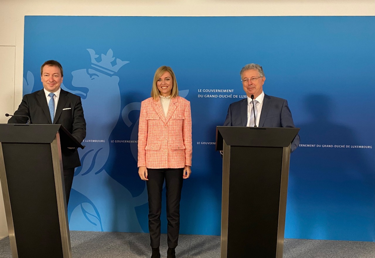 (de g. à dr.) Marc Hansen, ministre de la Fonction publique ; Taina Bofferding, ministre de l’Intérieur ; Emile Eicher, président du Syndicat des villes et communes luxembourgeoises (Syvicol)