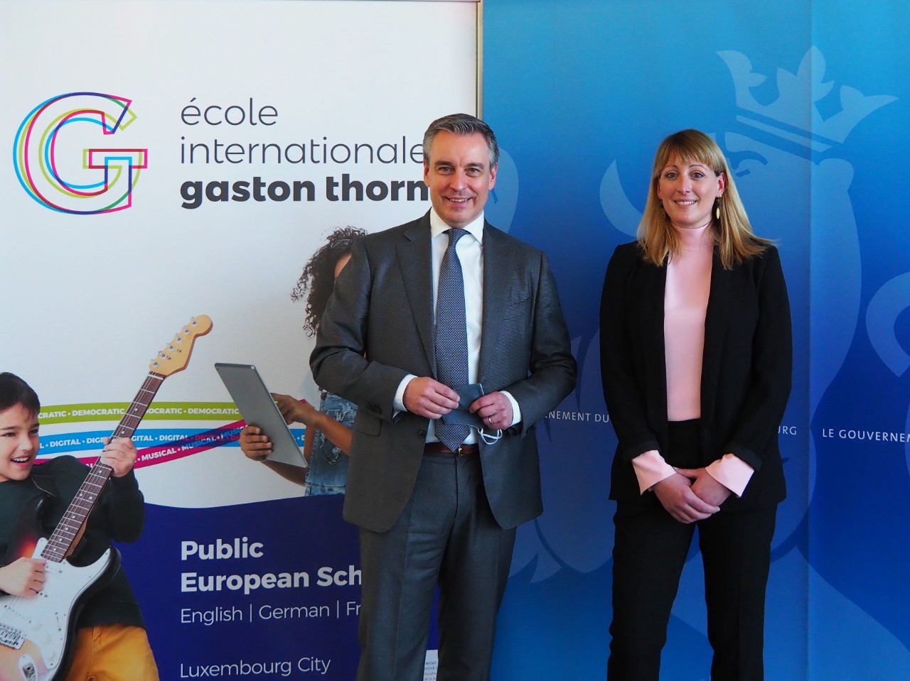 (de g. à dr.) Claude Meisch, ministre de l'Education nationale, de l'Enfance et de la Jeunesse ; Jessy Medinger, coordinatrice du groupe de planification de la nouvelle école