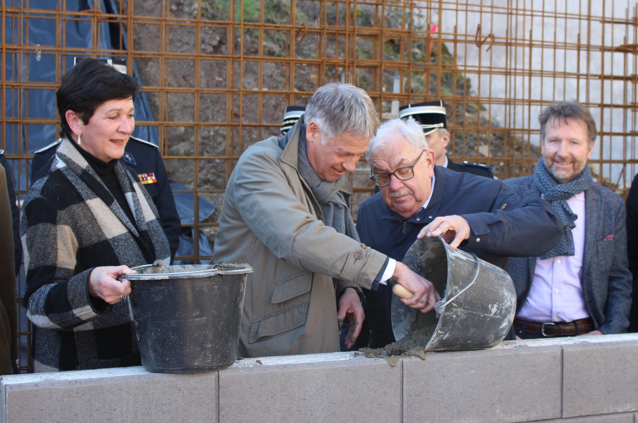 (de g. à dr.) Marion Zovilé-Braquet, bourgmestre de Contern ; Henri Kox, ministre de la Sécurité intérieure ; Raymond Weydert, bourgmestre de Niederanven ; Jean-Paul Jost, bourgmestre de Schuttrange