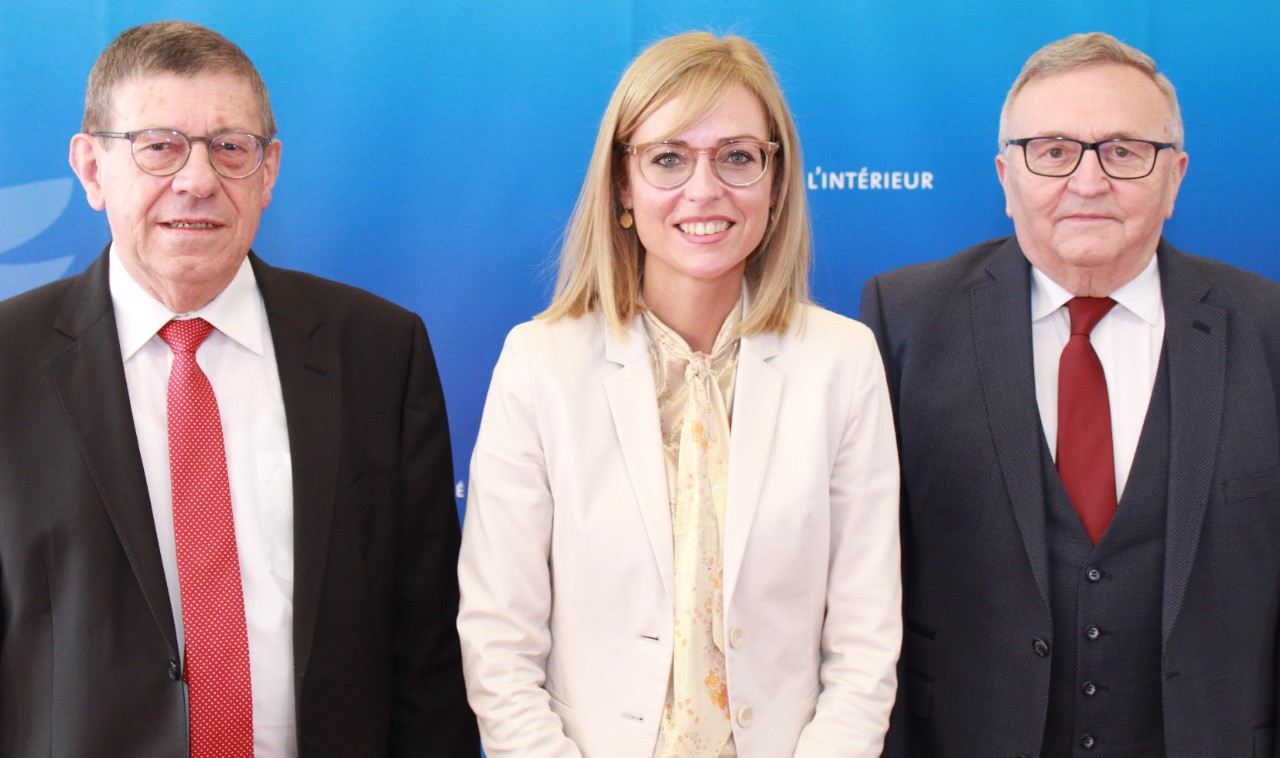 (de g. à dr.) Fernand Wies, échevin de la commune de Steinsel ; Taina Bofferding, ministre de l'Intérieur ; Fernand Marchetti, bourgmestre de la commune de Steinsel