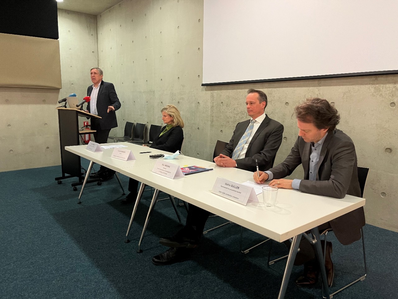 (de g. à dr.) François Bausch (Ministre de la Mobilité et des Travaux publics); Tatiana Fabeck (architecte et présidente du Comité de sélection); Marc Widong (directeur Fonds Kirchberg); Mathis Güller (Güller Güller architecture urbanism).