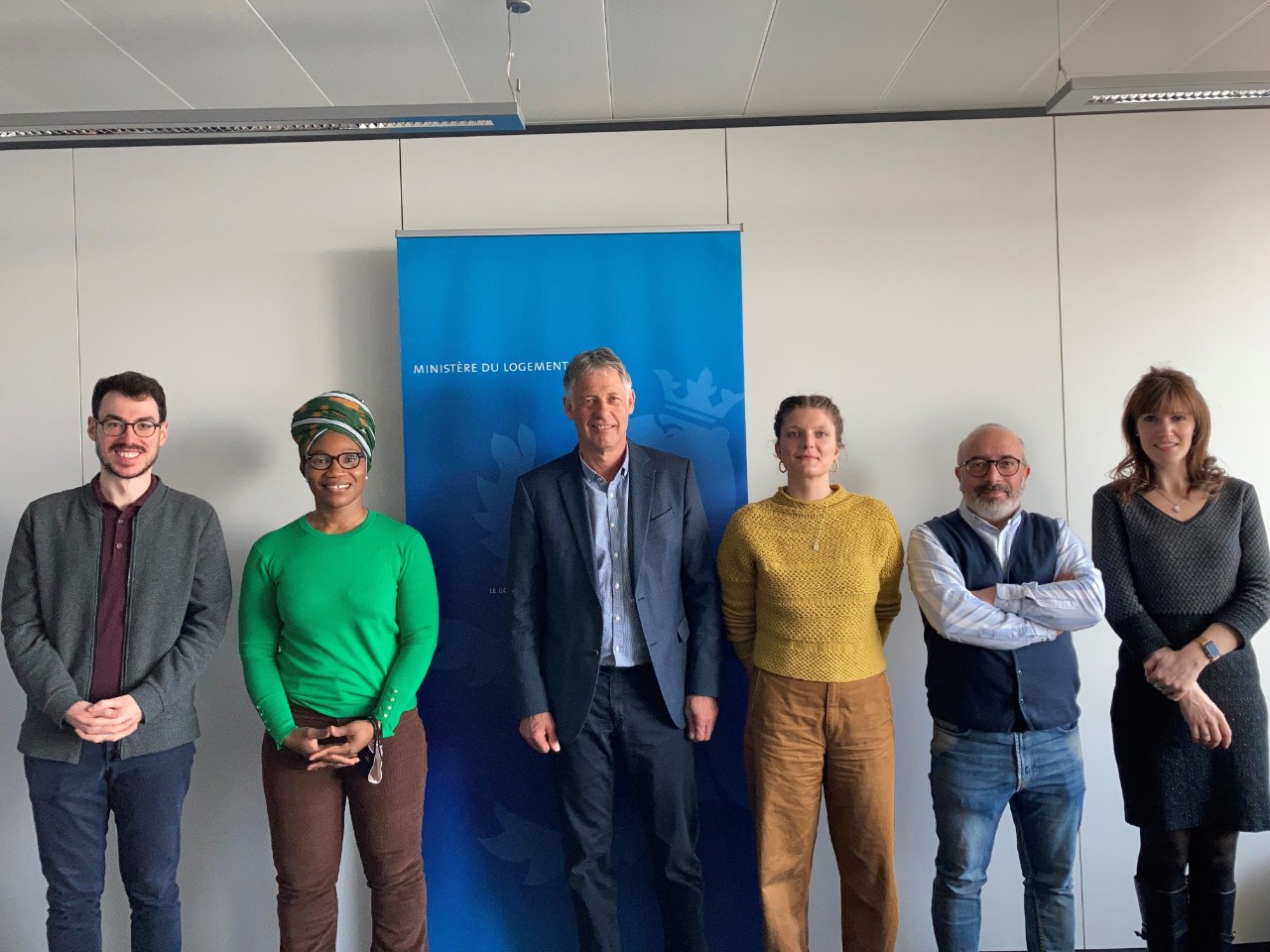 (de g. à dr.) Fabio Spirinelli, Mieterschutz ASBL ; Pascale Zaourou, CLAE ; Henri Kox, ministre du Logement ; Ambre Schultz, Passerell ASBL ; Sérgio Ferreira, ASTI ; Vanessa Correia, LCGB