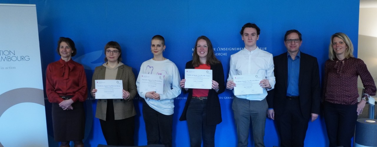(de g. à dr.) Tonika Hirdman, directrice générale de la Fondation de Luxembourg ; Catherine Duboutay, laureate ; Lynn Scheidweiler, laureate ; Audrey Verstraeten, laureate ; Piotr Pawliszyn, lauréat ; Léon Diederich, premier conseiller de Gouvernement, président du Comité de gestion de la Fondation Auguste van Werveke-Hanno ; Stéphanie Schott, attachée, présidente du comité de sélection de la Fondation Auguste van Werveke-Hanno
