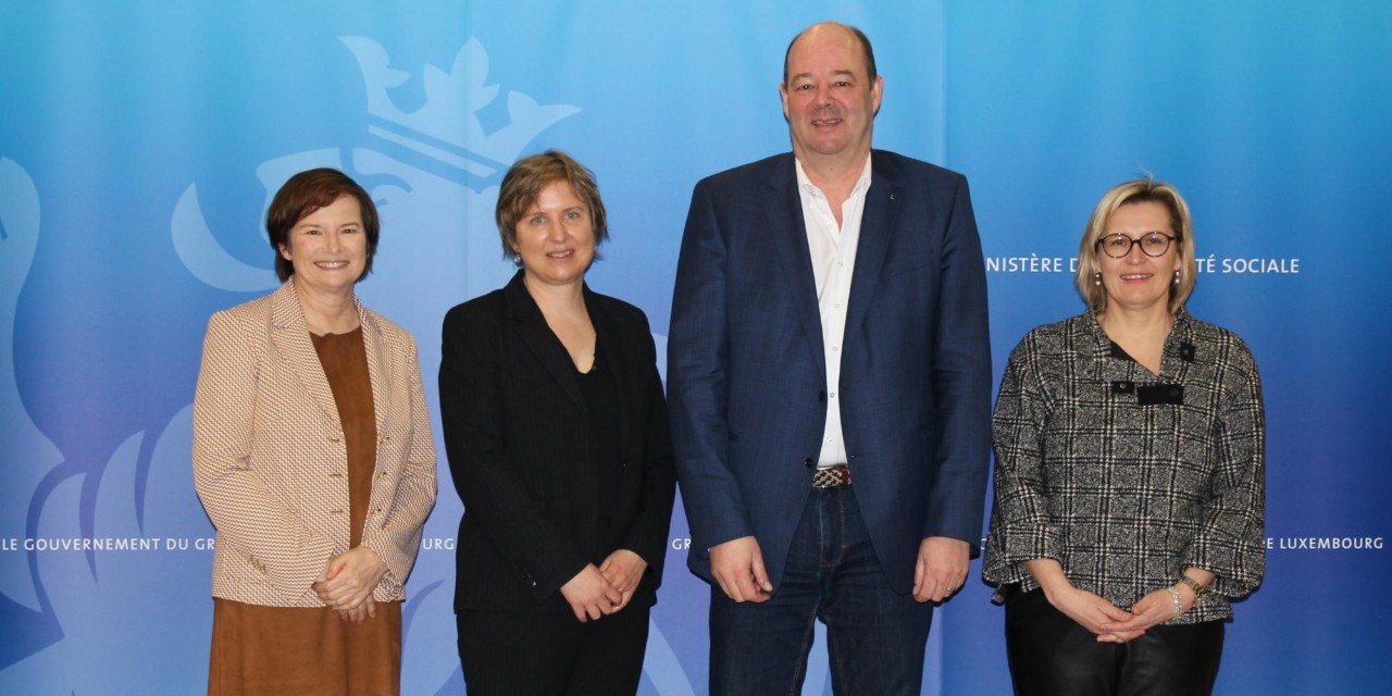 (de g. à dr.) Lucienne Thommes, directrice de la Fondation Cancer; Dr. Carole Bauer, présidente de la Fondation Cancer; Claude Haagen, ministre de la Sécurité sociale; Sonja Trierweiler, conseillère juridique du ministre