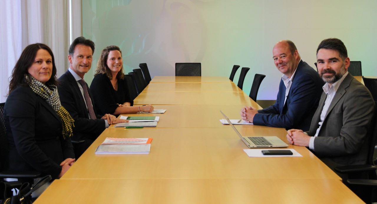 (de g. à dr.) Anne-Sophie Theissen, directrice du service "Avis et affaires juridiques"; Carlo Thelen, directeur général; Muriel Morbé, directrice "Formation"; Claude Haagen, ministre de la Sécurité sociale; Abilio Fernandes, ministère de la Sécurité sociale