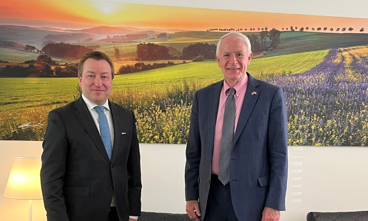 (de g. à dr.) Marc Hansen, ministre délégué à la Digitalisation, ministre de la Fonction publique ; S.E. Thomas M. Barrett, ambassadeur des États-Unis d’Amérique au Luxembourg