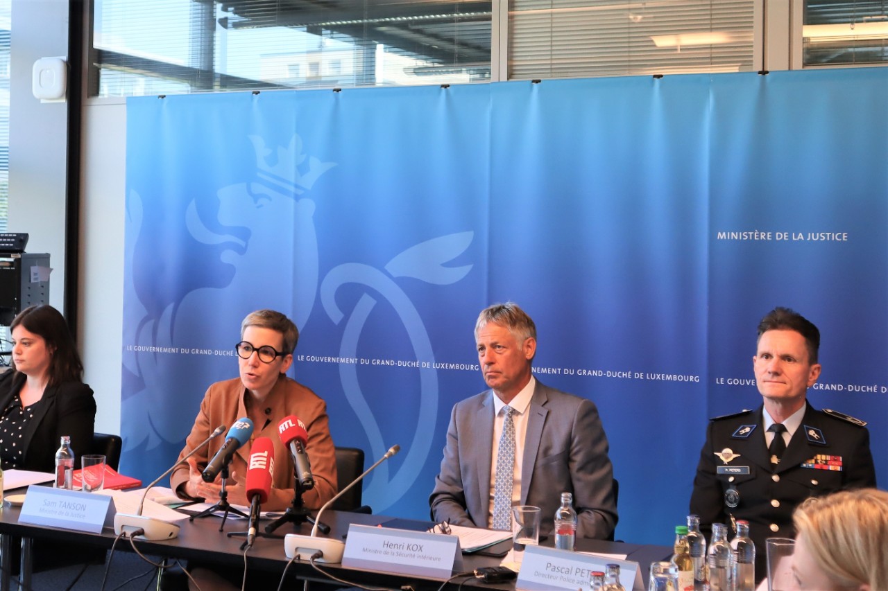 (de g. à dr.) Tara Desorbay, ministère de la Justice ; Sam Tanson, ministre de la Justice ; Henri Kox, ministre de la Sécurité intérieure ; Pascal Peters, directeur central de la police administrative