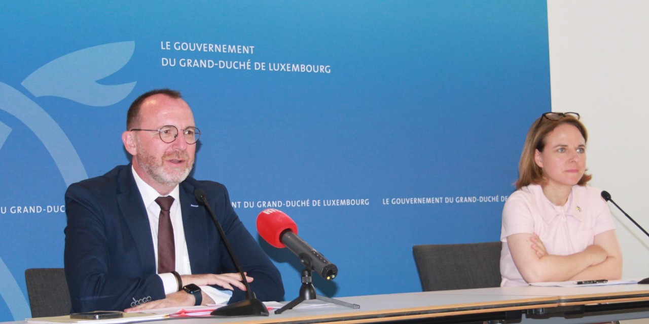 (de g. à dr.) Georges Engel, ministre du Travail, de l'Emploi et de l'Économie sociale et solidaire ; Corinne Cahen, ministre de la Famille et de l'Intégration
