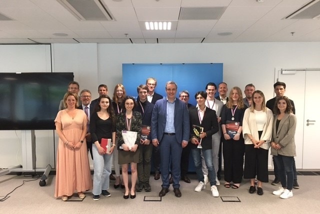 (de g. à dr.) Jacques Weydert, Caroline Steffen, Martin Wedel (directeur EEI),Gilles Backes, Lavinia Nemes, Siena Ootes, Nina Bernier, Moritz Rohner, Frank Eyschen (directeur LGL), Minister, Pascal Bermes (directeur LGE), Massimo Comparetto, Joé Werdel, Jeff Kohnen (président de l’asbl Olympiades luxembourgeoises des sciences naturelles), Melinda Koch, Jean-Luc Thill, Jo Frank, Glenn Kreuter, Xènia Loi