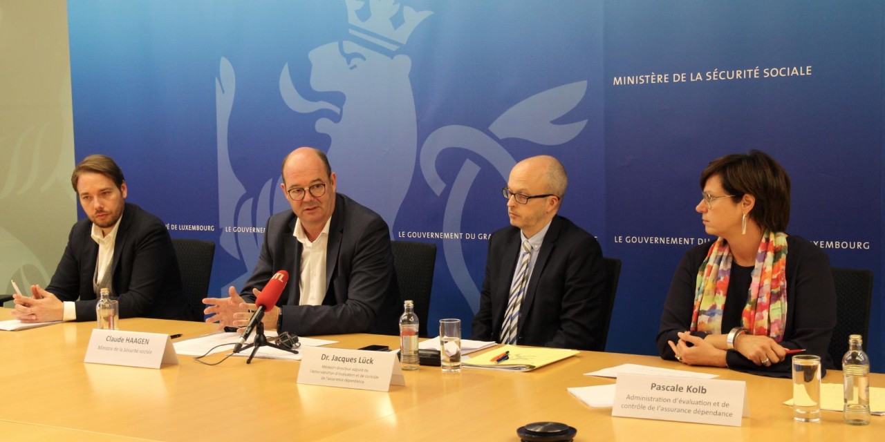 (de g. à dr.) Tommy Klein, TNS ILRES, Claude Haagen, ministre de la Sécurité sociale, Dr Jacques Lück, directeur adjoint de l'AEC, Pascale Kolb, responsable partenariat et information auprès de l'AEC