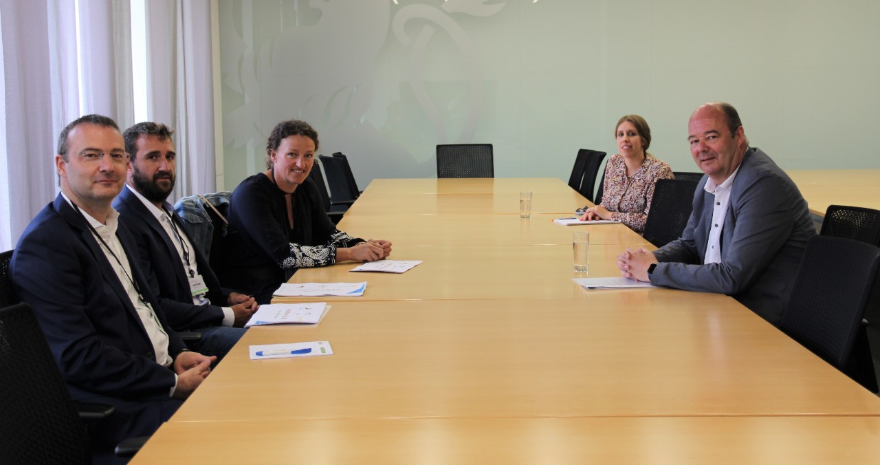 (de g. à dr.) Ronald Hansen, attaché à la direction de Päiperléck SARL ; Claerebout David, coordinateur projet/gestionnaire de projets soins de Päiperléck SARL ; Stephanie Hein, directrice générale de Päiperléck SARL ; Nathalie Weber, ministère de la Sécurité sociale ; Claude Haagen, ministre de la Sécurité sociale