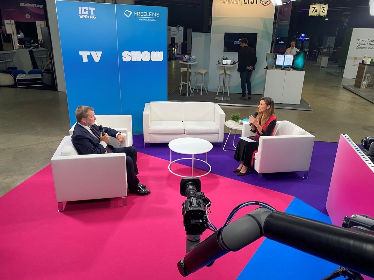 (de g. à dr.) Marc Hansen, ministre délégué à la Digitalisation ; Lisa Burke, présentatrice du talkshow de l’ICT Spring 2022