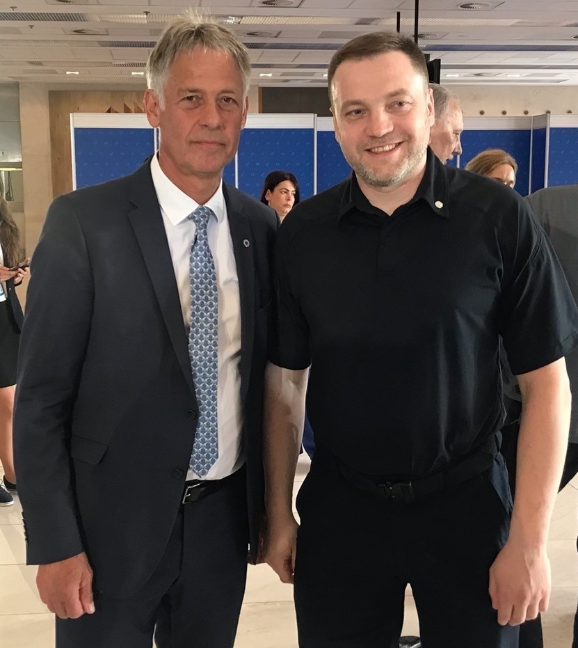 (de g. à dr.) Henri Kox; Denys Monastyrskyi, ministre ukrainien en charge des affaires intérieures.