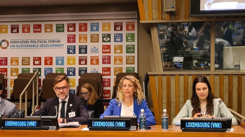(de g. à dr.) Franz Fayot, ministre de la Coopération et de l’Action humanitaire ; Joëlle Welfring, ministre de l'Environnement, du Climat et du Développement durable ; Lara Bertemes, UN Youth Delegates Luxembourg