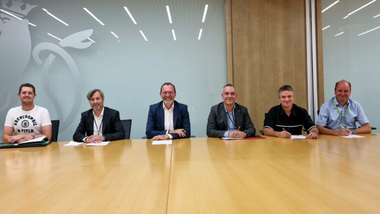(de g. à dr.) Marc Kirchen, LCGB ; Bernard Gheysen, Managing Director Guardian Luxguard II ; Georges Engel, ministre du Travail, de l’Emploi et de l’Economie sociale et solidaire ; Alain Rolling, OGBL ; Vincent Collin, président de la Délégation du personnel ; Marc Kieffer, FEDIL