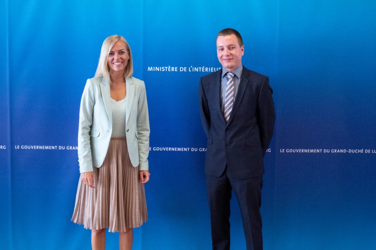 (de g. à dr.) Taina Bofferding, ministre de l'Intérieur ; Gilles Thilgen, échevin de la commune de Parc Hosingen
