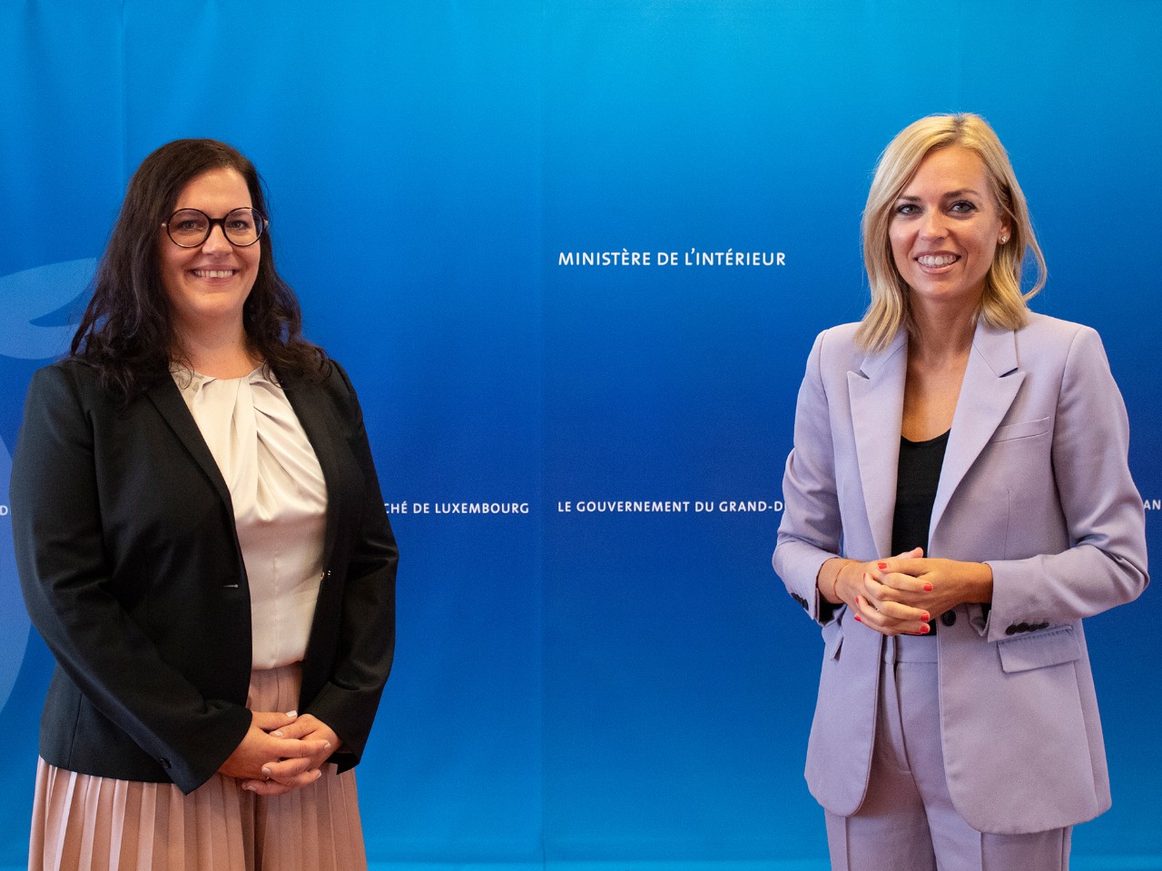 (de g. à dr.) Stéphanie Weydert, bourgmestre de la commune de Rosport-Mompach ; Taina Bofferding, ministre de l'Intérieur